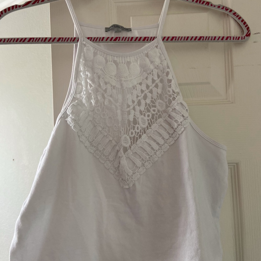 NWOT white crop tank w/ beautiful detail